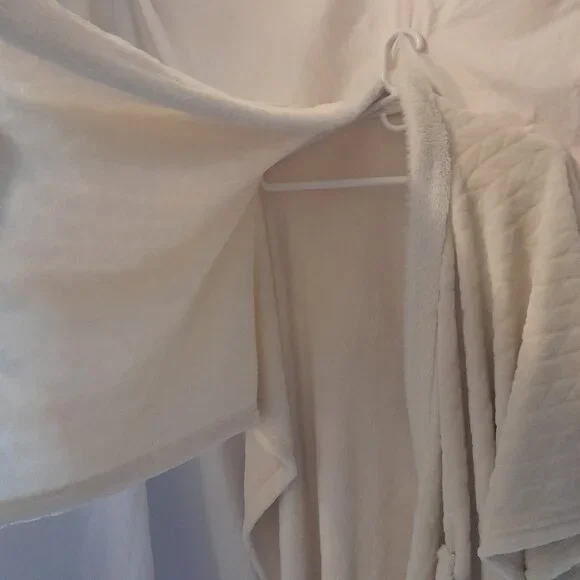 Macy's Charter Club Cozy Plush Wrap Wearable Poncho Shawl Blanket with Pockets - Picture 4 of 10